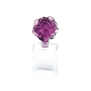 Flacon de parfum en pâte de verre de la prestigieuse cristallerie Daum, collection Camélia. Couleur violette.
