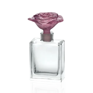 Flacon de parfum en pâte de verre de la prestigieuse cristallerie Daum, collection Rose Passion. Couleur rose.