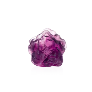 Fleur décorative en pâte de verre de la prestigieuse cristallerie Daum, collection Camélia. Couleur violette.