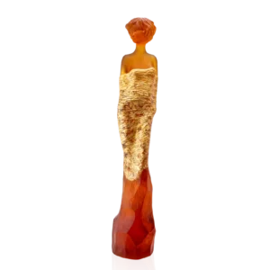 Sculpture "Galatéa" en pâte de verre de la prestigieuse cristallerie Daum, réalisée en collaboration avec l'artiste Jean-Philippe Richard. Couleur ambre & or, avec une finition à la feuille d'or.