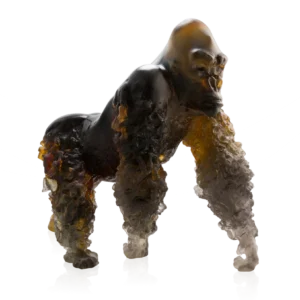 Sculpture d'un gorille à dos argenté en pâte de verre de la prestigieuse cristallerie Daum, réalisée en collaboration avec l'artiste Jean-No. Couleur ambre gris.