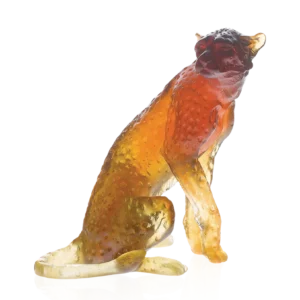 Sculpture en pâte de verre d'un guépard assis de la prestigieuse cristallerie Daum, réalisée en collaboration avec l'artiste Jean-François Leroy. Couleur ambre.