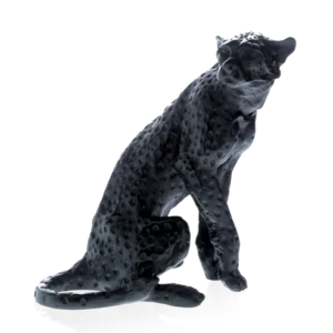 Sculpture en pâte de verre d'un guépard assis de la prestigieuse cristallerie Daum, réalisée en collaboration avec l'artiste Jean-François Leroy. Couleur noire.