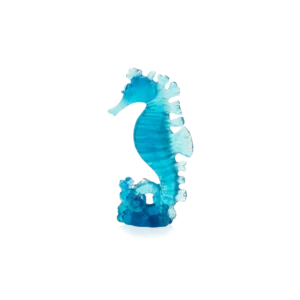 Sculpture d'un hippocampe bleu en pâte de verre de la prestigieuse cristallerie Daum, collection Maya. Petit modèle.