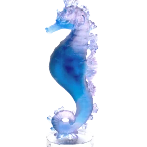 Sculpture d'un hippocampe en pâte de verre de la prestigieuse cristallerie Daum, collection Mer de Corail. Couleur bleue & rose.
