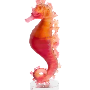 Sculpture d'un hippocampe en pâte de verre de la prestigieuse cristallerie Daum, collection Mer de Corail. Couleur rouge aurore.