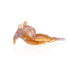 Sculpture "Intimité" en pâte de verre de la prestigieuse cristallerie Daum, réalisée en collaboration avec l'artiste Natacha Mondon.