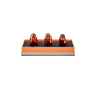 Sculpture en pâte de verre de la prestigieuse cristallerie Daum, symbolisant Les 3 Singes de la Sagesse.