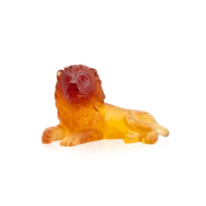 Sculpture d'un lion en pâte de verre, de la prestigieuse cristallerie Daum. Couleur ambre.