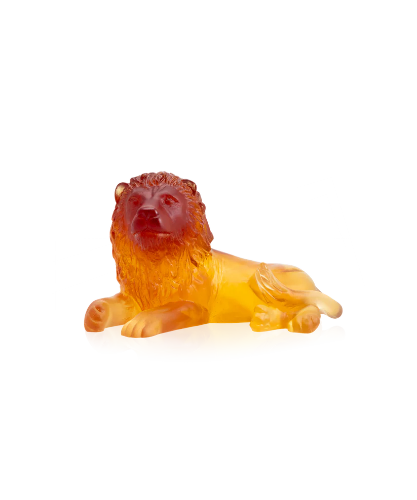 Sculpture d'un lion en pâte de verre, de la prestigieuse cristallerie Daum. Couleur ambre.