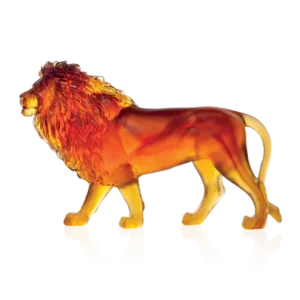 Sculpture lion sand en pâte de verre, de la prestigieuse cristallerie Daum. Couleur ambre.