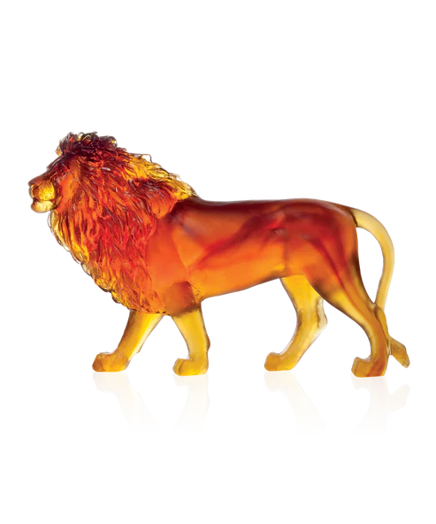 Sculpture lion sand en pâte de verre, de la prestigieuse cristallerie Daum. Couleur ambre.