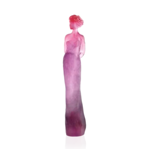 Sculpture "Margot" en pâte de verre de la prestigieuse cristallerie Daum, réalisée en collaboration avec l'artiste Jean-Philippe Richard. Couleur rouge violette.