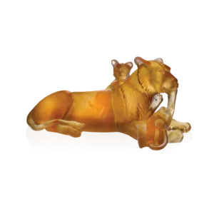 Sculpture en pâte de verre de la prestigieuse cristallerie Daum symbolisant la maternité d'une lionne envers ses lionceaux.