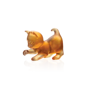 Sculpture d'un mini-chaton joueur en pâte de verre, de la prestigieuse cristallerie Daum. Couleur ambre.
