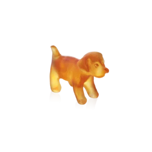 Sculpture d'un mini-chiot en pâte de verre, de la prestigieuse cristallerie Daum. Couleur ambre.