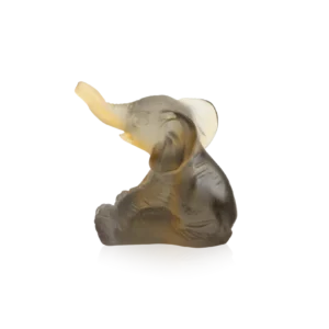Sculpture d'un mini-éléphant ambre-gris en pâte de verre, de la prestigieuse cristallerie Daum.