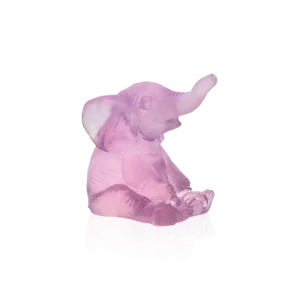 Sculpture d'un mini-éléphant rose en pâte de verre, de la prestigieuse cristallerie Daum.