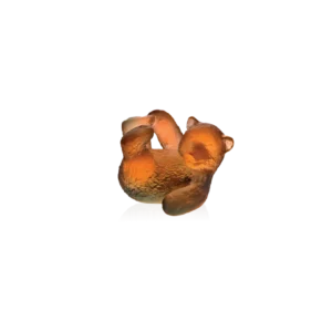 Sculpture d'un mini-ourson en pâte de verre, de la prestigieuse cristallerie Daum. Couleur ambre.