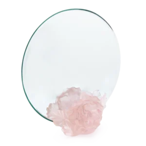 Miroir en pâte de verre de la prestigieuse cristallerie Daum, collection Camélia. Couleur rose.