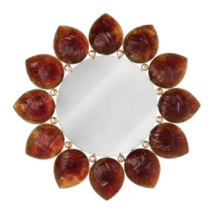 Miroir Mélodie en pâte de verre de la prestigieuse cristallerie Daum, réalisé en collaboration avec le parurier Français Jacques Hurel. Couleur ambre.
