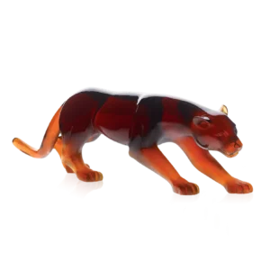Sculpture en pâte de verre d'une panthère de la prestigieuse cristallerie Daum. Couleur ambre.