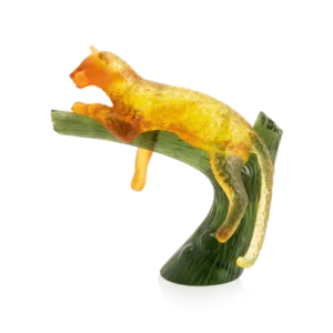 Sculpture en pâte de verre d'une panthère sur un arbre de la prestigieuse cristallerie Daum. Couleur ambre et arbre vert.