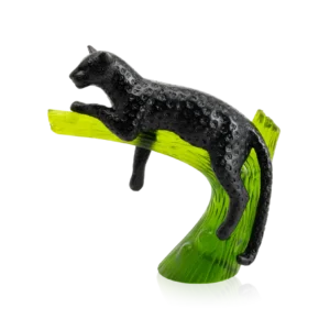 Sculpture en pâte de verre d'une panthère sur un arbre de la prestigieuse cristallerie Daum. Couleur noire et arbre émeraude.