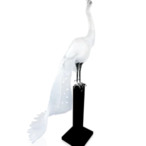 Sculpture d'un paon blanc en pâte de verre de la prestigieuse cristallerie Daum, réalisée en collaboration avec l'artiste Madeleine Van Der Knoop.