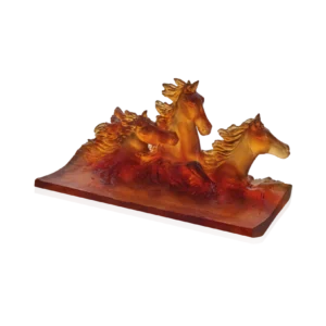 Plumier en pâte de verre de la prestigieuse cristallerie Daum, collection Cavalcade. Couleur ambre.