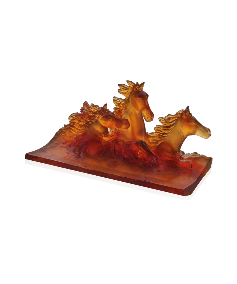 Plumier en pâte de verre de la prestigieuse cristallerie Daum, collection Cavalcade. Couleur ambre.