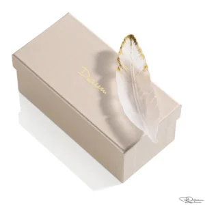 Sculpture Plum'ky en pâte de verre de la prestigieuse cristallerie Daum, réalisée en collaboration avec l'artiste Patrick Rougereau. Finition à la feuille d'or.