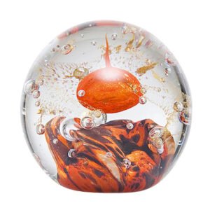 Presse-papier La Rochère, collection Météores, avec un fond orange pourpre, réhausse à la poudre d'or. Soufflé-bouche et réalisé à la main en France.