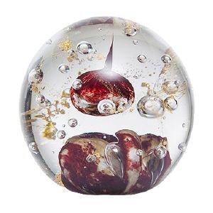 Presse-papier La Rochère, collection Météores, alliant des nuances de couleur rouge, blanche et dorée. Soufflé-bouche et réalisé à la main en France.