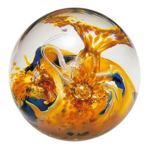 Presse-papier La Rochère, collection Vérone, alliant des nuances de couleur or, jaune et bleue. Soufflé-bouche et réalisé à la main en France.