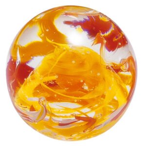 Presse-papier La Rochère, collection Vérone, alliant des nuances de couleur orange, jaune et rouge. Soufflé-bouche et réalisé à la main en France.