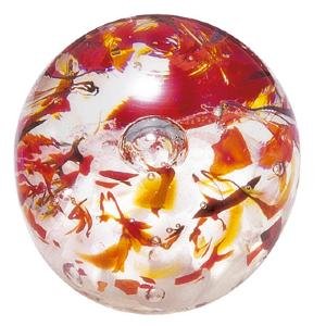 Presse-papier La Rochère, collection Vérone, alliant des nuances de couleur rouge et blanche. Soufflé-bouche et réalisé à la main en France.