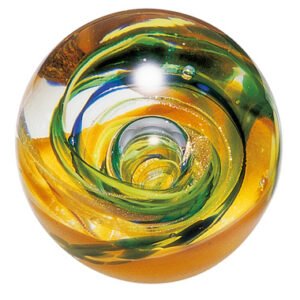 Presse-papier La Rochère, collection Vérone, alliant des nuances de couleur verte, orange & jaune. Soufflé-bouche et réalisé à la main en France.