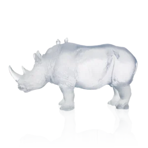 Sculpture d'un rhinocéros en pâte de verre, de la prestigieuse cristallerie Daum, réalisée en collaboration avec l'artiste Jean-François Leroy. Couleur blanche.