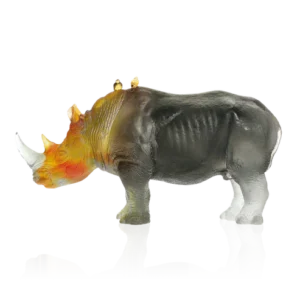Sculpture d'un rhinocéros en pâte de verre, de la prestigieuse cristallerie Daum, réalisée en collaboration avec l'artiste Jean-François Leroy. Couleur ambre gris.