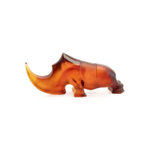 Sculpture d'un Rhinocéros Ongava en pâte de verre, de la prestigieuse cristallerie Daum, réalisée en collaboration avec l'artiste Gé Pellini. Couleur ambre.