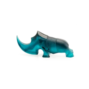 Sculpture d'un Rhinocéros Ongava en pâte de verre, de la prestigieuse cristallerie Daum, réalisée en collaboration avec l'artiste Gé Pellini. Couleur bleue.