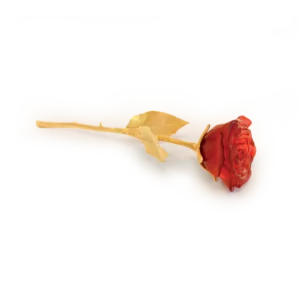 Rose Éternelle en pâte de verre de la prestigieuse cristallerie Daum. Couleur rouge, avec une tige dorée à l'or 24 carats.