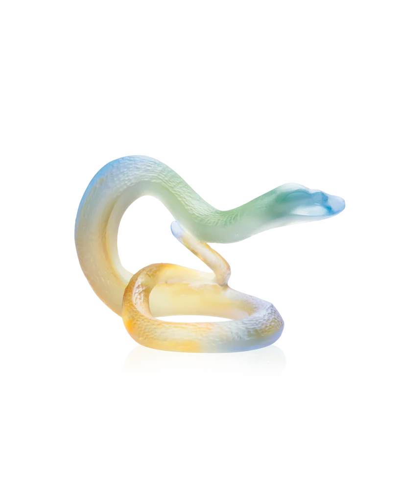 Sculpture en pâte de verre d'un serpent de l'horoscope chinois de la prestigieuse cristallerie Daum. Couleur ambre & verte.