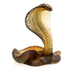 Sculpture d'un serpent naja en pâte de verre de la prestigieuse cristallerie Daum. Couleur ambre & grise.