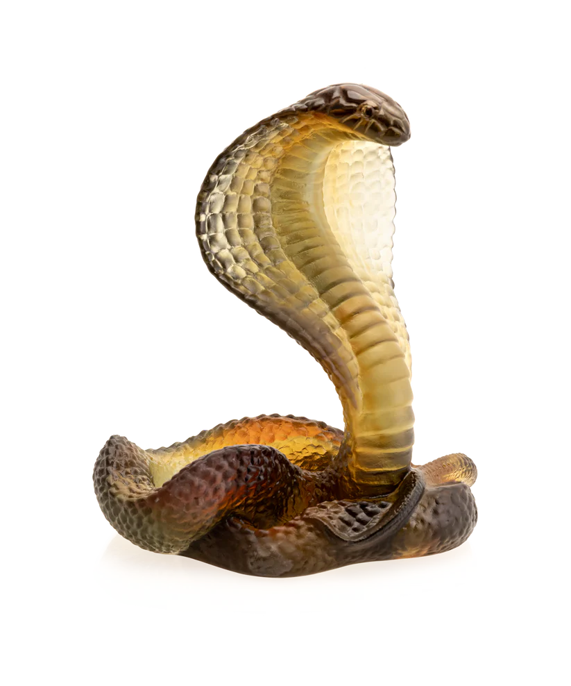 Sculpture d'un serpent naja en pâte de verre de la prestigieuse cristallerie Daum. Couleur ambre & grise.