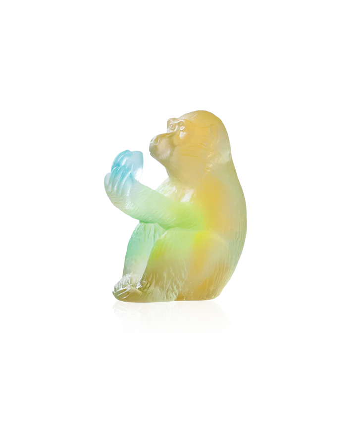 Sculpture en pâte de verre de la prestigieuse cristallerie Daum, tirée de l'horoscope chinois et symbolisant un singe à la pêche.
