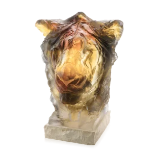 Sculpture d'une tête de lion en pâte de verre de la prestigieuse cristallerie Daum, réalisée en collaboration avec l'artiste Patrick Villas.
