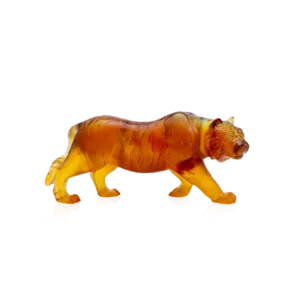 Sculpture d'un tigre en pâte de verre, de la prestigieuse cristallerie Daum. Couleur ambre.