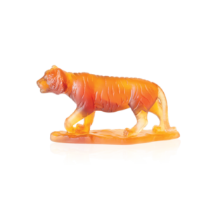 Sculpture d'un tigre en pâte de verre, de la prestigieuse cristallerie Daum. Petit modèle, de couleur ambre.